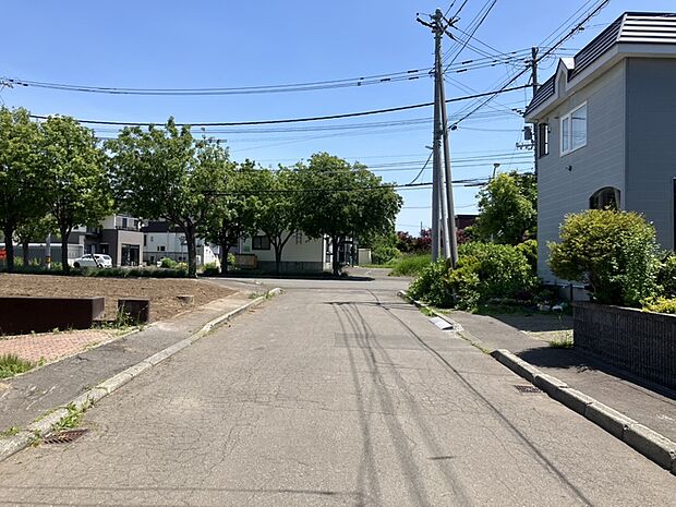 【現地写真】
南西側道路は幅員約8m、南東側は幅員約20mと広い公道に面しています。見通しが良くお車でのすれ違いや駐車も楽々スムーズ!
(2026年6月撮影)