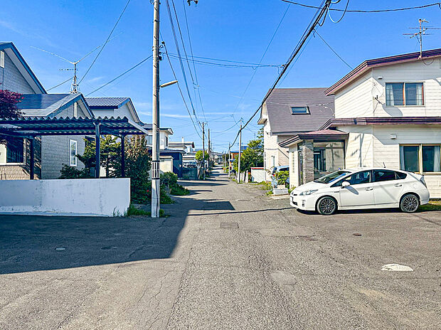 【現地写真】
コンビニやドラッグストアなどの買物施設が徒歩圏内に揃います。日々のお買い物に便利な立地で、暮らしやすさを感じやすい住まいです。
（2026年6月撮影）