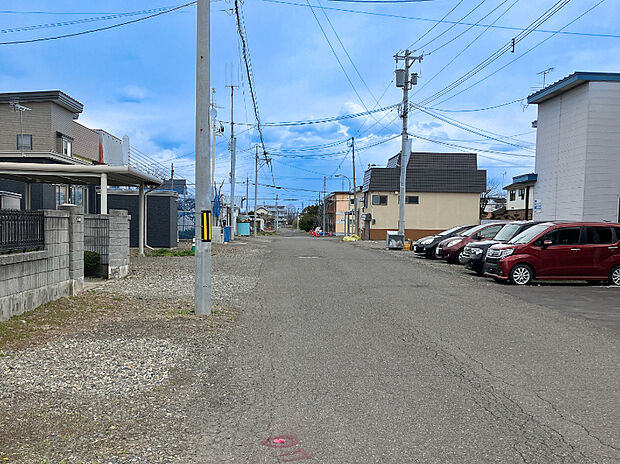 【現地写真】
前面道路は幅員約10m以上あり、車の出入りもしやすい立地です。車通りは比較的少なく、静かで落ち着いた環境も魅力のポイント。
（2026年6月撮影）