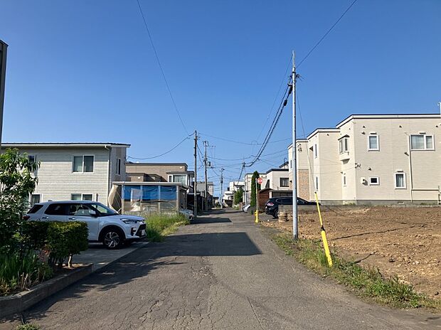 【現地写真】
東豊線「福住」駅まで徒歩約27分。最寄りバス停まで徒歩約2分の、移動しやすい立地です。毎日の通勤やお出かけにも便利で、暮らしの幅が広がりそうです。
(2026年6月撮影)