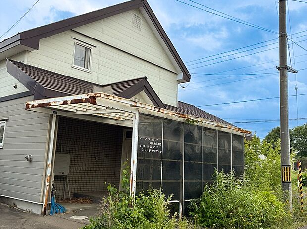 【現地写真】
現地には古家がございます。引き渡しは2026年9月下旬を予定しています。ご利用方法や今後の計画に合わせて、じっくりご検討いただける物件です。
(2026年7月撮影)