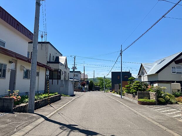 【北側 現地写真】
周辺は高い建物が少ない低層住居専用地域の閑静な住宅街です。車通りも少なく静かにお過ごしいただけます。
（2026年6月撮影）