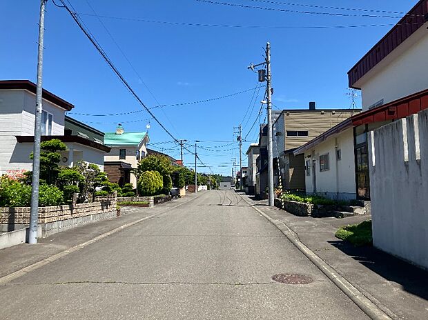 【北側 現地写真】
きれいに整備された広い道路に面しており、車の出し入れや日常の移動もしやすい立地となっております。
（2026年6月撮影）