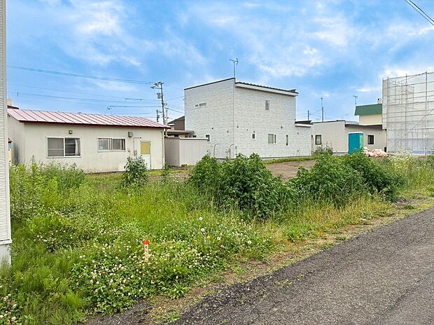 【現地写真 左】
第一種低層住居専用地域に位置し、落ち着いた住環境が魅力です。周辺は穏やかな街並みが広がり、子育て世帯にもおすすめの住環境となっております。
（2026年7月撮
