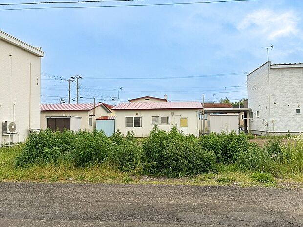 【現地写真 正面】
現在更地につき解体費用が掛からず、お引渡し後スムーズに建築を進めることができます。即お引渡しも可能です。
（2026年7月撮影）