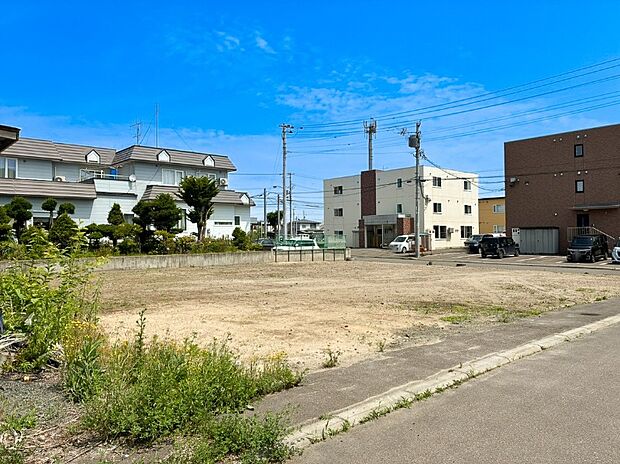 【現地写真 南西側】
現在更地のため、解体費用が抑えられ、引き渡し後はスムーズな着工が可能です。即お引渡しも可能です。
（2026年7月撮影）