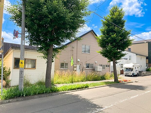 【現地写真】
建築プランが立てやすいだけではなく、建築後の生活もしやすい平坦な整形地。自転車やベビーカーでのお出掛けも楽々スムーズですね。
（2026年7月撮影）