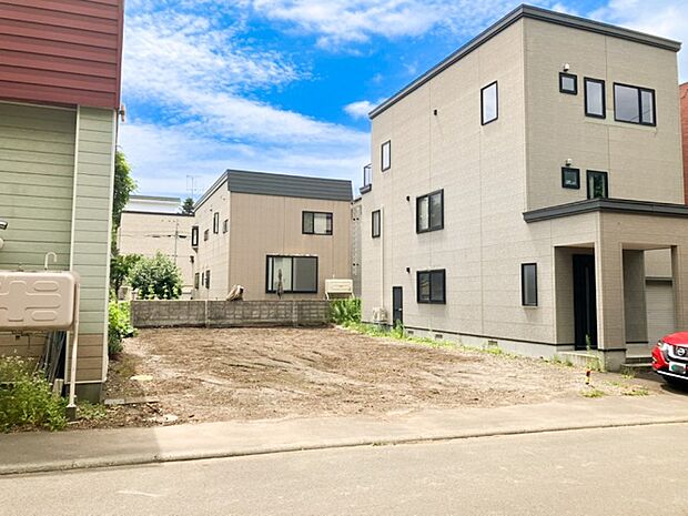 【現地写真】
建築設計が立てやすいだけではなく、建築後の生活もしやすい平坦な整形地。ぜひご家族のライフスタイルに合ったお住まいをご実現ください。
(2026年7月撮影)