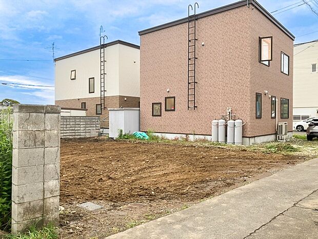 【現地写真】
間口が広く多彩なプランをご検討いただけます。お車の出入りもスムーズに行えるため、毎日の外出も快適ですね。
(2026年7月撮影)
