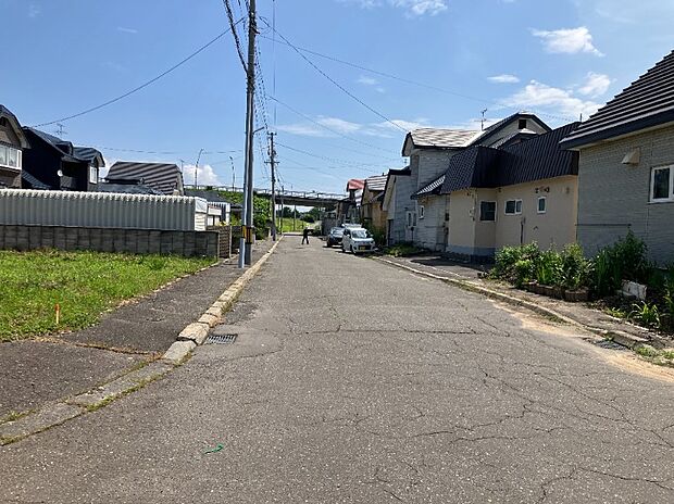 【現地写真】
第一種低層住居専用地域に位置し、落ち着いた住環境が魅力です。周辺は静かな街並みが広がり、日々の暮らしを穏やかに過ごしやすい立地です。
(2026年7月撮影)