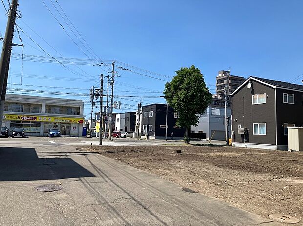 【現地写真】
徒歩圏内には教育機関や生活利便施設が充実しており、暮らしやすさを実感できる住環境。子育て世帯にもおすすめの立地です。
(2026年7月撮影)