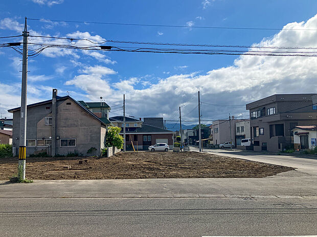 【現地写真】
全区画が幅員6m～14mの広い道路に面し、お車の出し入れもスムーズ。建物が完成するとゆとりある街並みが広がります。
（2026年7月撮影）
