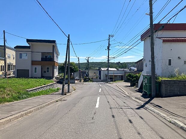 【現地写真】
教育機関や買物施設など、暮らしに便利な施設が徒歩圏内に揃います。日々の生活を快適にサポートする利便性の高い住環境です。
(2026年8月撮影)