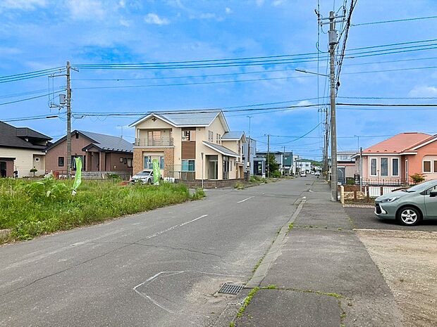 【現地写真】
広い公道に面し陽当り良好、開放感がございます。お子様のとの外出やお車での外出にも心強い立地です。
（2026年9月撮影）