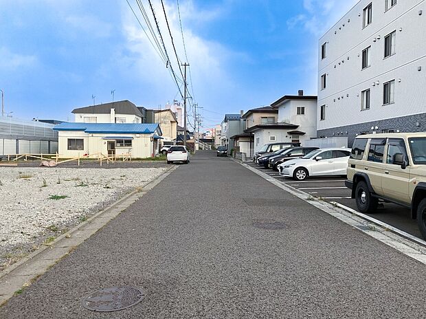 【現地写真】
幅員約6mの南東側道路に面した区画。きれいに舗装されており車の出し入れもスムーズ、毎日のお出掛けもしやすい立地です。
(2026年10月撮影)
