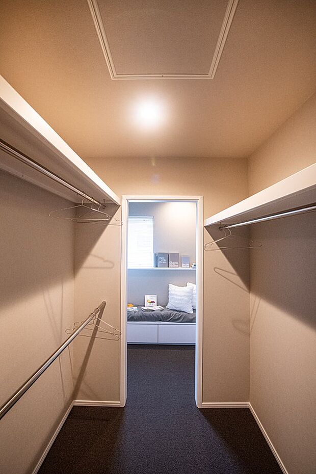 【【収納】】収納豊富な間取りで室内がスッキリ快適です。毎日のお洋服選びが楽しくなりそうな約3帖のWICもございます。