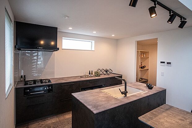 【【キッチン】】毎日のお料理が楽しくなるようなおしゃれなキッチン。II型キッチンで効率よくお料理ができます。