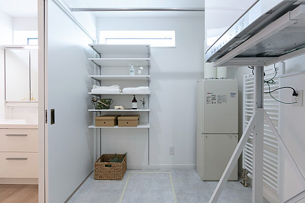 【【洗面所ランドリー】】広々とした洗面スペース。洗濯機や収納棚を置いてもゆとりの広さがございますね。