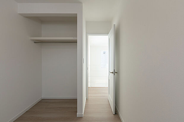 【【居室B】】全居室収納付きで室内を有効的にお使いいただけます。オープンクローゼットなので片付けがしやすく、お洋服選びもラクラク。
【2024年9月撮影】