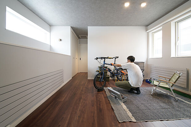 【【2階ホール】】2階フリースペースは、趣味に熱中する方にぴったりの空間。道具や装備品が増えても、ここでスッキリ収納できます。ライフスタイルに合わせた使い方ができますね。