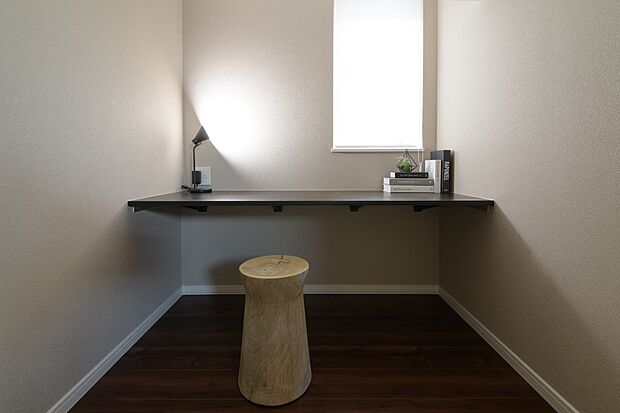 【【書斎】】撮影した写真や動画の編集などの趣味の時間を過ごしたり、リモートワークも可能な書斎がございます。