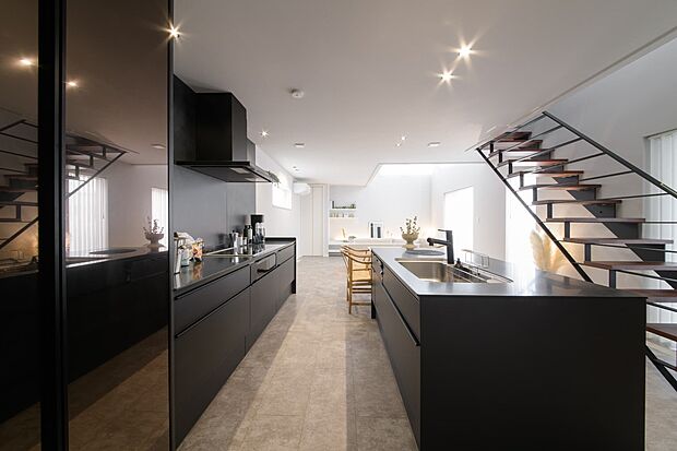 【【キッチン】】二の字型のキッチンは、配膳がしやすく、ご家族やご友人と一緒に料理も楽しむことができます。