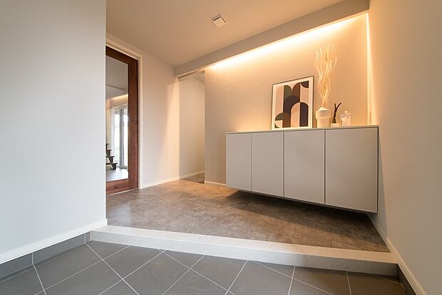 【【玄関】】広い間口で開放感のある玄関スペースです。ご家族や来客のお出迎えも楽しくなりますね。