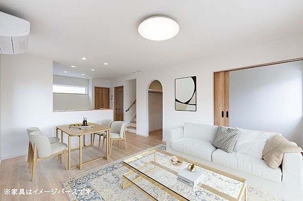 【【リビング】】対面式キッチンのある開放的なリビング横には3帖のつづき間を配置。可動式ドアで、普段はリビングと一体化。来客時にはドアを閉めて、個別の空間として利用することも可能。
（2025年5月撮影）