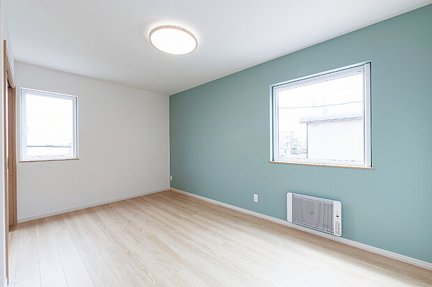 【【主寝室】】7.5帖の主寝室には1.5帖のウォークインクローゼットや、書斎スペースを設けています。ゆったりとした空間でプライベートも充実し、収納と作業の両立が叶います。
（2025年5月撮影）