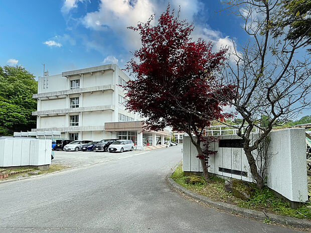 緑陽中学校(約1,300m)