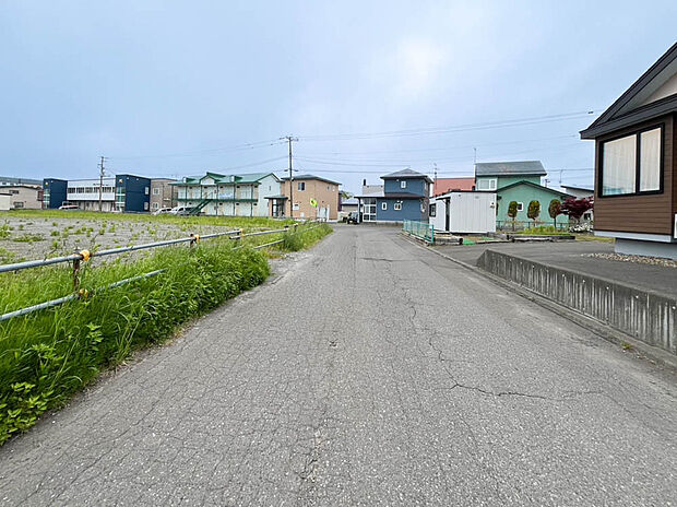 【【現地写真】】きれいに舗装された前面道路は、お住まいの見栄えも良くしてくれますね。比較的車通りが少なく、小さなお子様との外出にも心強いです。
(2025年5月撮影)