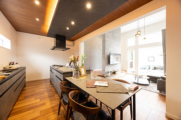 【【ダイニングキッチン】】キッチン背面にはたっぷり収納できるカップボード付き。日々の家事を楽にしてくれる食器洗浄乾燥機もございます。