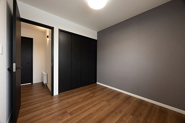 【【洋室】】おしゃれなアクセントクロスが魅力、約4.5帖の洋室です。お掃除やメンテナンスがしやすい全居室フローリング仕様です。