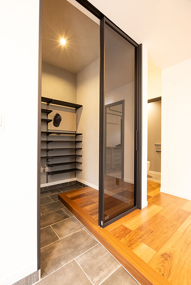 【【玄関】】玄関ドアを開けると、目の前に鉄骨階段のある玄関ホールが広がります。家の顔ともいえる玄関は、お客様が最初に目にする場所なので、広々と開放感のあるこだわりの空間となっています。