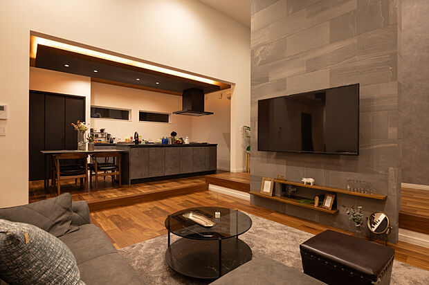 【【リビング】】落ち着いたデザインのリビングダイニングでゆったりとした時間をお過ごしいただけます。