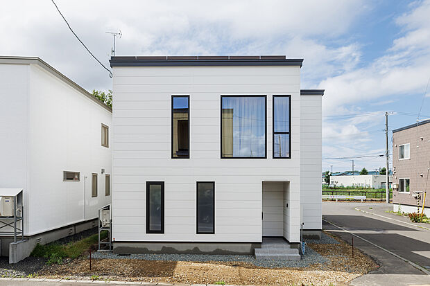 【【外観】】シンプルで洗練されたフォルムが印象的な外観が上品な存在感を放ちます。そばにグリーンが添えられていると、より自然に調和し、やさしい雰囲気が引き立ちそうです。(2025年7月撮影)