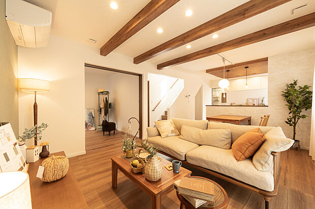 【【リビング】】木目の温かみが感じられる室内は、居心地の良さと落ち着きを演出。大きな窓から差し込む明るい光が空間を包み込み、自然と家族が集まる温かなリビングです。
(2025年10月撮影)