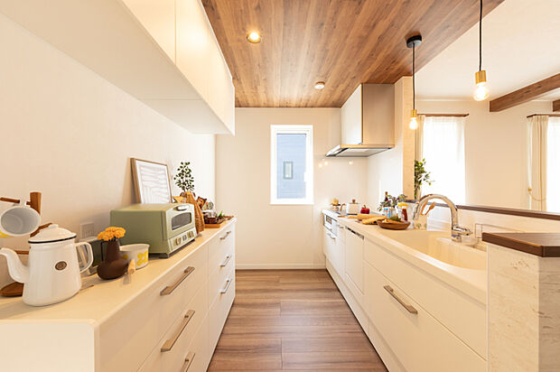 【【キッチン】】背面収納が充実したキッチンは、調理器具や食材をたっぷり収納可能。上部のスペースも活用でき、いつでもすっきり片付いた快適なキッチン空間を保てます。(2025年10月撮影)