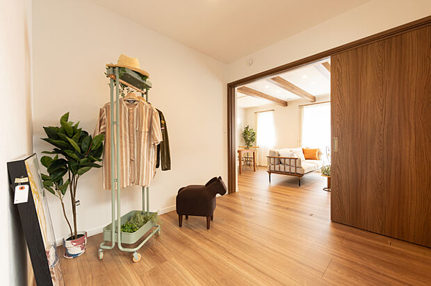 【【洋室A】】リビングとつながる洋室は、扉を開ければ広々とした一体空間に。来客時やお昼寝スペースなど、多目的に使える便利な間取りです。(2025年10月撮影)