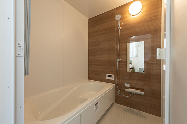 【【浴室】】キレイサーモフロア採用で汚れが付きにくく、お掃除も簡単。足元がヒヤッとしない設計で、家族みんなが快適に使える清潔感あふれるバスルームです。(2025年10月撮影)