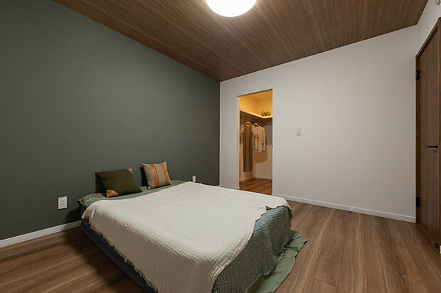 【【主寝室】】ホワイト×ブラウン×グリーンの配色で落ち着いた雰囲気の洋室。気持ち良く1日をスタートでき、夜は疲れを癒してくれる空間です。(2025年10月撮影)