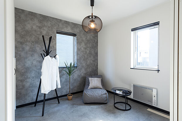 【【洋室A】】リビングと続き間になった約4.5帖の洋室。扉を開ければリビングと一体感のある空間に、閉めれば個室としても使えます。書斎や子ども部屋など、自由に活用できる多目的な部屋です。
(2025年10月撮影)