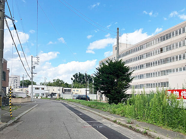 【【現地写真】】前面道路は車通りが少なく静かな立地です。徒歩10分圏内には教育機関や商業施設が揃い、子育て世帯にもおすすめです。
(2025年9月撮影)