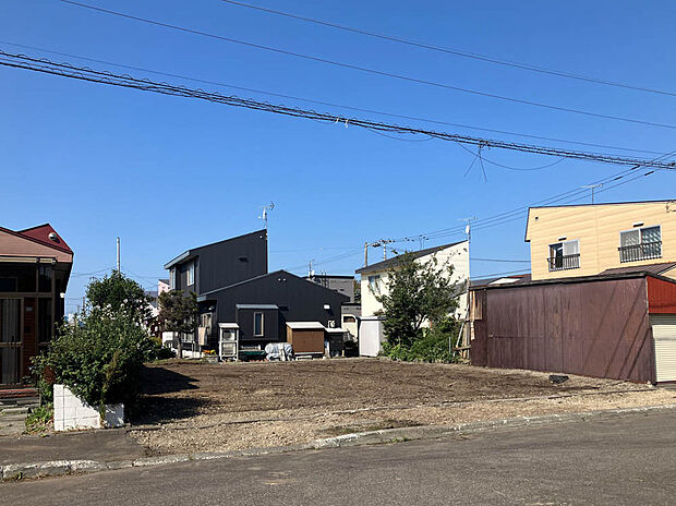 【【現地写真】】前面道路には歩道があり、小さなお子様との外出や、ペットとのお散歩にも心強いですね。
(2025年10月撮影)