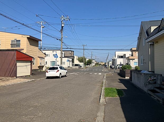 【【現地写真】】幅員約12mの南東側道路に面し陽当り良好。きれいに舗装された前面道路は、お住まいの見栄えも良くしてくれますね。
(2025年10月撮影)