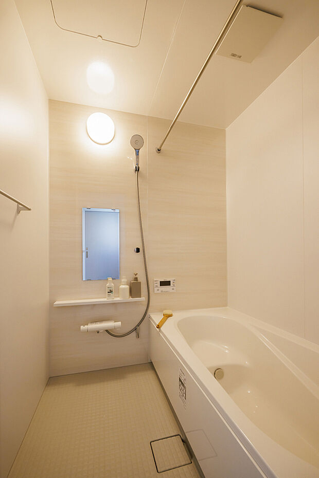 【【浴室】】清潔感のある、やさしい温もりを感じる浴室。ゆったりとしたバスタイムが一日の疲れを癒やし、家族みんなが心からくつろげる空間です。毎日の入浴時間が楽しみになります。（2026年1月撮影）