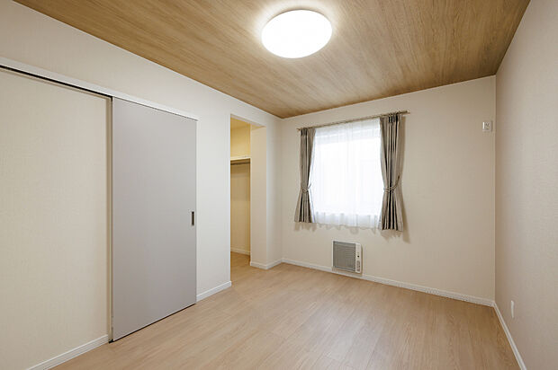 【【主寝室】】6帖の寝室は、ウォークインクローゼットや書斎とつながる便利な間取り。身支度から作業までをスムーズにこなせ、落ち着いた時間を過ごせます。毎日の暮らしを整える、心安らぐ空間です。（2026年1月撮影）