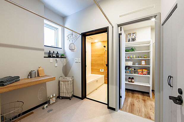 【【ユーティリティ】】玄関からユーティリティ、パントリー、LDKをつなぐ回遊動線で、家中どこへでもスムーズにアクセス可能。家事や身支度も効率化され、毎日の暮らしが快適になります。（2026年1月撮影）