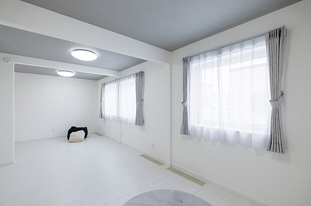 【【洋室】】2階の洋室はあえて仕切りを設けず、広々とした空間に。お子さまが小さいうちはのびのび使え、成長に合わせて間仕切りを設ければ個室としても活用可能。（2026年1月撮影）