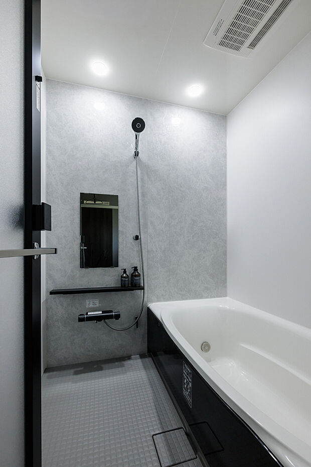 【【浴室】】落ち着いた雰囲気のある浴室。ゆったりと湯船につかりながら一日の疲れをやさしく癒やしてくれる場所。家族みんながホッとできるバスルームです。（2026年1月撮影）